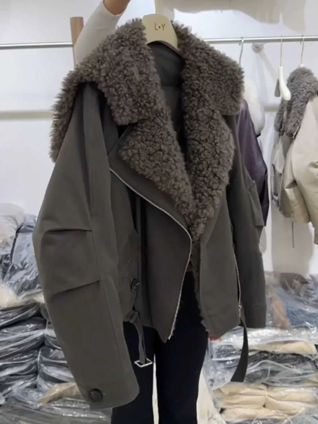 Women's Oversized Biker Jacket with Plush Faux-Fur Collar and Lapels