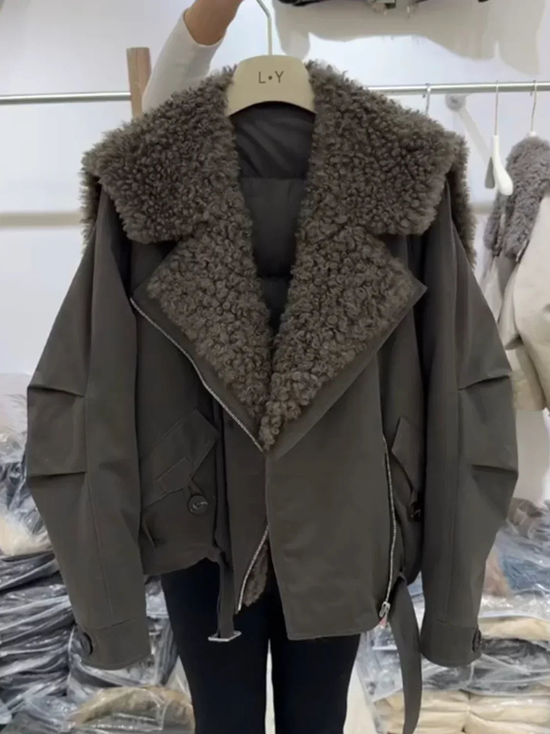 Women's Oversized Biker Jacket with Plush Faux-Fur Collar and Lapels