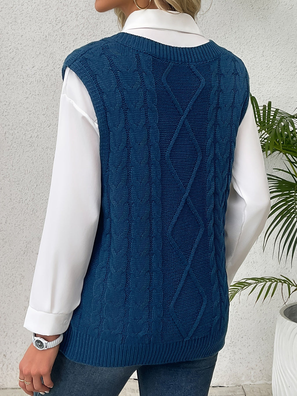Women's Sleeveless Cable Knit Layering Slipover with V-Neck