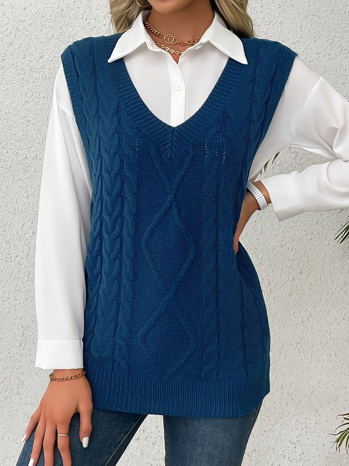 Women's Sleeveless Cable Knit Layering Slipover with V-Neck