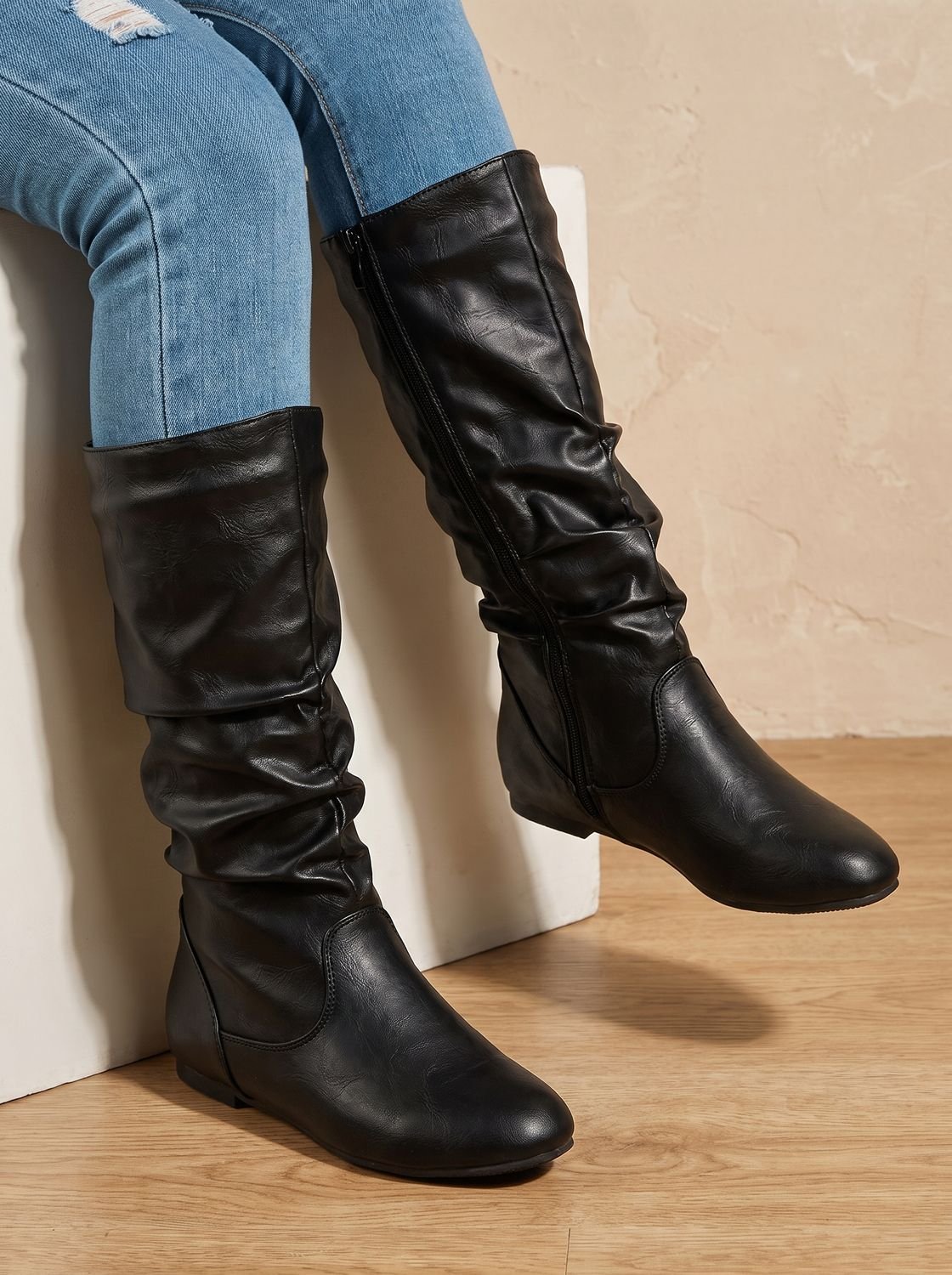 Women's Flat Knee-High Boots with Gathered Shaft and Zip Opening - Black